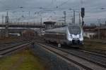 Während Abellio 442 603 den Bahnhof Nordhausen als Regionalbahn nach Leinefelde verlässt, wartet ein weiteres Fahrzeug vor dem alten Lokschuppen auf seinen nächsten Einsatz.