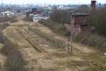 Es wird langsam Frühling und das bedeudet wieder radikales Zurückschneiden von Vegetation. Allerdings hatte man hier 20 Jahre lang nicht geschnitten und  entdeckte  hier noch Gleise im Bahnhof Nordhausen. Mal abwarten ob diese reaktiviert werden, gut ausgelastet ist der Bahnhof Nordhausen (siehe Hintergrund) 13.03.2016