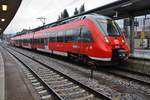 442 751-4 wartet am 28.12.2017 als S4 nach Dombühl im Nürnberger Hauptbahnhof auf Abfahrt.