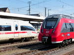 Fernverkehr und Regionalverkehr stehen sich gegenüber.