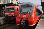 143 336-6 trifft am 15.11.2018 mit der S2 von Altdorf(b Nürnberg) nach Roth im Nürnberger Hauptbahnhof auf 442 750-6 als S3 nach Neumarkt(Oberpf).