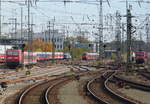 Stark rangezoomt vom Bahnsteigende Blick auf die südliche Ausfahrt von Nürnberg