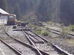 War am 17.4.10 spazieren mit meiner Frau und meinem kleinen Sohn am Bahnhof Oberhof und musste mal die ehemalige Abstellgruppe des Bahnhofs fotografieren.
Der Zustand ist nicht gerade berauschend. berall wurde Gleisstcke herausgeschnitten,Betonschwellen liegen herum,berall wuchert es und ganz nebenbei verirrte sich hierhin auch noch ein SKL.