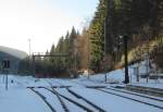 Die Signalbrücke Richtung Zella-Mehlis und der Wasserkran, am 16.12.2013 in Oberhof (Thür).