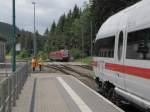 Während in Oberhof (Thür) auf Gleis 1 der DSB 605 007  Århus  am 09.07.2015 für Dreharbeiten abgestellt ist, fährt der DB 612 036 als RE 3804 von Würzburg Hbf nach Erfurt Hbf auf Gleis 2 ein.