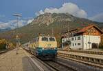 218 446-3 fährt mit Intercity 2085  Nebelhorn  in Oberstdorf ein (13.10.2022)