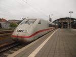 Hier steht ein ICE 2 (der Baureihe 402) im Bahnhof Oldenburg(Oldb) Hbf in einem Sonntag Morgen im Jahr 2018.