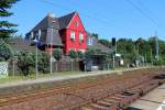 Blick über den Haltepunkt Sachsenhausen (Nordbahn) am 23.07.2014.
Das ehemalige Empfangsgebäude wurde privatisiert, saniert und wird jetzt als Wohnhaus genutzt.