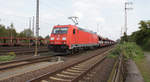 185 220-1 fährt am 29.09.2014 mit einem Autozug in den Rangierbahnhof von Osnabrück unweit des VW-Werks ein.