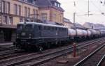 140540 fährt am 3.7.1987 um 17.15 Uhr mit einem Tankzug aus Richtung Rheine kommend im unteren Bahnhof von Osnabrück zum Rbf durch.