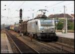 Akiem Via HSL 37025 kam am 24.06.2015 um 17.11 Uhr mit einem Güterzug in Richtung Münster fahrend durch den Hauptbahnhof von Osnabrück.