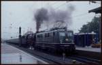 Obwohl Zuglok 140204 eigentlich den Sonderzug nach Münster ziehen sollte, arbeitet dahinter 41360 am 18.8.1991 um 12.15 Uhr bei der Durchfahrt in Osnabrück HBF kräftig mit.