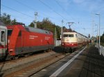 103 184 traf,am 09.Oktober 2011,bei der Einfahrt in Binz  auf 101 017 die den planmigen IC 2213 nach Stuttgart bespannte,whrend die 103 als Sonderzug nach Stuttgart fuhr.