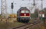 DB Bahnbau Gruppe 232 223-8 am 24.10.2020 in Pasewalk - vom Bü an der Uecker-Brücke aus aufgenommen.