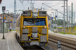 Messzug von DB Netz Instandhaltung durchfährt den Bahnhof Pasewalk in Richtung Stralsund.