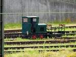 Feldbahnlok samt Personenwagen; am Gelände Passau-Gbf; 200701