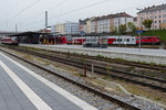 Überblick über den Bahnhof Passau mit verschiedensten Fahrzeugen.