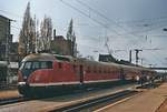 Im April 1976 hält ein 613 auf der Fahrt von Hannover nach Braunschweig im Bahnhof Peine.