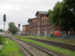 So sieht der Bahnhof Perleberg von einem Bahnübergang aus.Aufgenommen am 20.Juli 2020.