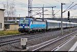 193 294-6  Matěj  (Siemens Vectron) der ELL Austria GmbH (European Locomotive Leasing), vermietet an die České dráhy, a.s. (ČD), als EC 175  Berliner  (Linie 27) von Berlin Hbf (tief) nach Bad Schandau durchfährt den Bahnhof Pirna auf Gleis 1.
[8.12.2019 | 15:37 Uhr]