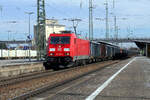 Noch einmal die gepflegte 185 395 der DB Cargo auf Gleis 4 in Plattling, jetzt mit dem ganzen Zug.