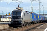 Railpool Vectron 193 991 durchfährt den Bahnhof Plattling auf Gleis 4 mit einem  Walter-Zug . Über Passau kam der Zug aus Österreich, bis Regensburg folgt er dem Verlauf der Donau, der Zielbahnhof dürfte irgendwo in Norddeutschland liegen. 24.02.2022