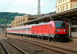 Alt und neu am 11.07.2017 im Bahnhof Plochingen: 147 002 ist mit einer n-Wagengarnitur unterwegs