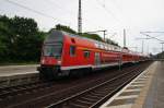 Hier ein RE1 (RE18003)  Baumblüten-Express  von Werder(Havel) nach Berlin Zoologischer Garten, bei der Einfahrt am 1.5.2014 in Potsdam Park Sanssouci.