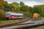 Triebwagen 642 629 der Erzgebirgsbahn auf der Press-Strecke  ist in den herbstlichen Bahnhof Putbus eingefahren.