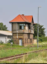 Das ehemalige Stellwerk  Qo  des Bahnhofs Querfurt ist seit dem ESTW-Anschluss im Jahr 2019 außer Betrieb und wird seitdem sich selbst überlassen.