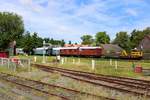 Blick auf die Anlagen des Bahnhofs Norden mit weiteren abgestellten Fahrzeugen der Museumseisenbahn Küstenbahn Ostfriesland e.V..