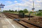 Eine kreative Lösung für Fußgänger, die den anderen Bahnsteig erreichen wollen, bietet ein Tor im Bahnhof Berga-Kelbra auf der Bahnstrecke Halle–Hann.