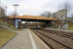 Blick auf den Hp Halle Zscherbener Straße mit behelfsmäßig instand gehaltener Brücke.