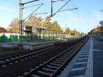 Bahnhof Wrist mit drei Bahnsteiggleisen und einem Abstellgleis am 22.Oktober 2018.