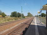 Bahnhof Pinnow (Strecke Angermünde-Schwedt),am 24.August 2019,mit einem Hauptgleis und einem Bahnsteiggleis.In Pinnow zweigt ein Anschlußgleis in ein Gewerbegebiet ab.