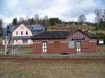 Geschlossene Wartehalle des (Bedarfs-) Haltepunktes Zwota-Zechenbach in typisch schsischer Holzbauweise aus dem Jahre 1911, km 3,44 Strecke 6651 (Zwotental - Klingenthal, KBS539), 612m . NN. Aufgenommen am 6.4.010.