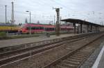 Blick vom neuen  Bahnsteig 1/2 auf den unsanierten Bahnsteig 3/4 in Coswig (Sachsen) Am ebenfalls unsanierten Bahnsteig 5  hlt ein Talent Richtung Cottbus.