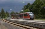 Blick auf den modernisierten Bahnhof Zschopau, der von einem TW der Erzgebirgsbahn bedient wird.