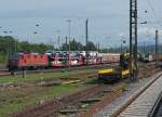 SBB: Re 4/4 lll 11246 vor einem langen Autozug in Weil am Rheim am 8.