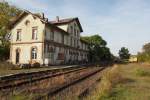 Gebäude des Bahnhofes  Marnheim  entlang der Zellertalbahn (auch Pfrimmtalbahn genannt). Das Gebäude selbst gehört Privaten. Rechts im bild noch zu sehen der Beiwagen 998 250 der PBE (Pfalzbahn).

Marnheim, der 28.09.2014