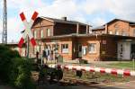 Bahnhof Mecklenburg in Mecklenburg mit geschlosser Schranke. Liegt zwischen Bad Kleinen und Wismar. 17.04.2007