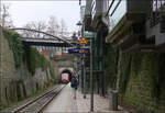 Zum Halt im Tageslicht -

... fährt ein Regioshuttle in Richtung Radolfszell in den Bahnhof Überlingen ein. Nach dem Fahrgastwechsel wird der Zug in einen weiteren Tunnel einfahren.

10.02.2018 (M)