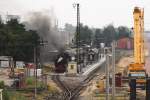 Wie eine trotzige  Insel der Glckseeligkeit  zwischen Industrieanlagen und Grobaustelle, mutet zurzeit der Ausgangsbahnhof der Lnitzgrundbahn, Radebeul-Ost, an! Abfahrbereit am Bahnsteig steht