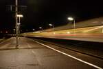 RADOLFZELL am Bodensee (Landkreis Konstanz), 15.09.2021, ein leerer ICE rauscht in Richtung Konstanz durch den Bahnhof Radolfzell