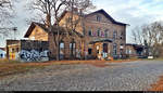 Blick auf das Empfangsgebäude des alten Bahnhofs Raguhn.