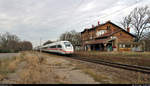 812 033-9 (Tz 9033) als Umleiter passiert das alte Bahnhofsgebäude von Raguhn.