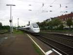 Am 11.08.2011 durchfhrt ein TGV den Bahnhof Rastatt in Richutng Karlsruhe.