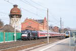 ES 64 U2 - 013 (182 513-2) MRCE Dispolok GmbH für DB Regio mit dem IRE 4278  Berlin-Hamburg-Express  von Berlin Ostbahnhof nach Hamburg Hbf in Rathenow.