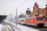 101 004-0 fhrt mit dem IC 2243 nach Berlin Ostbahnhof durch den Bahnhof Rathenow.