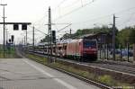 185 027-0 mit einem Ford-Autozug in Rathenow Richtung Wustermark unterwegs.